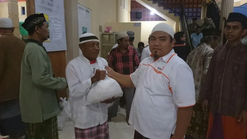 Di Gerakan Subuh Berjamaah, Lazismu Surabaya Bagikan 100 Paket Sembako