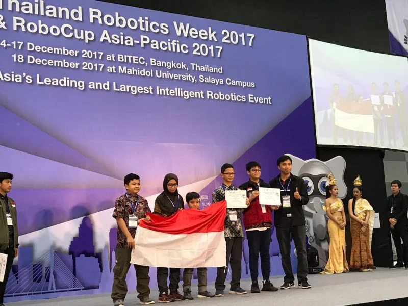 Kalahkan Tim SMP-SMA, Robotika Mudipat Raih Emas di Thailand