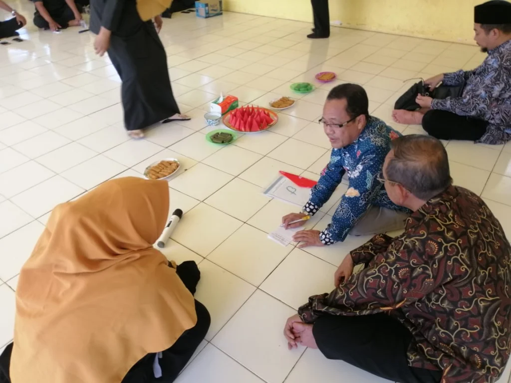Sambang Kampung Halaman, Dosen Asli Bawean Ini Ajak Kelola Sekolah seperti Perusahaan