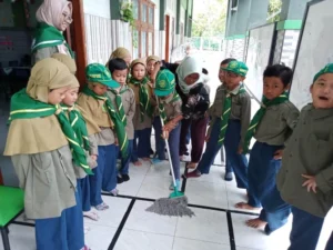 SD Almadany Jadikan Lantai Kotor Media Belajar