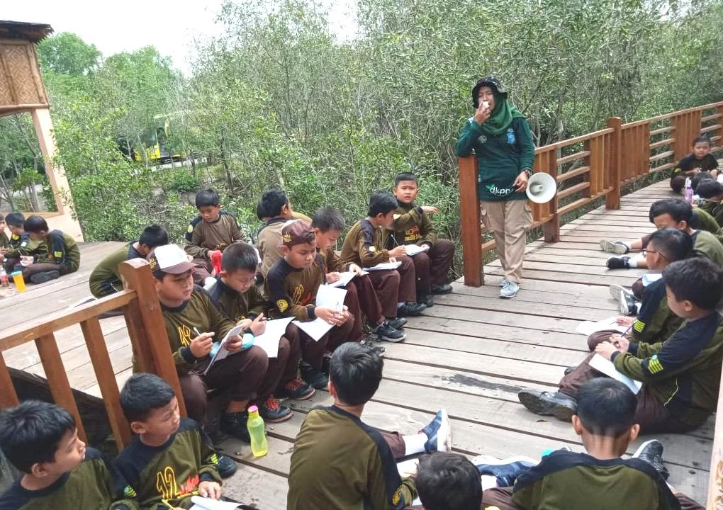 SDM Dubes Surabaya Ajak Siswa Jelajah Hutan Mangrove