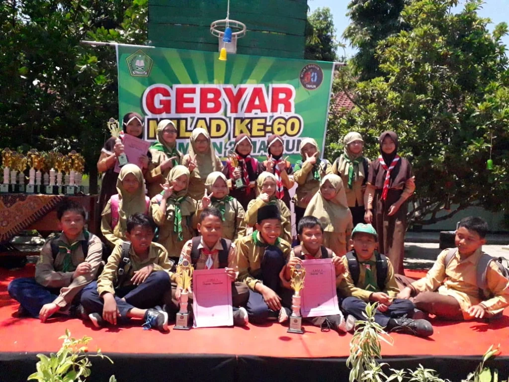 Siswa MIM Dolopo Sukses Bawa 4 Piala Olimpiade MIPA