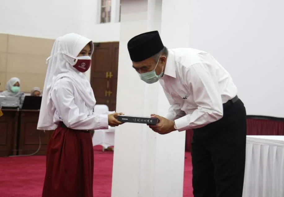 Peduli Pendidikan, Bagikan 530 Gawai