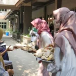 Vaksin di UMG Dapat Jajan Khas Gresik Pudak