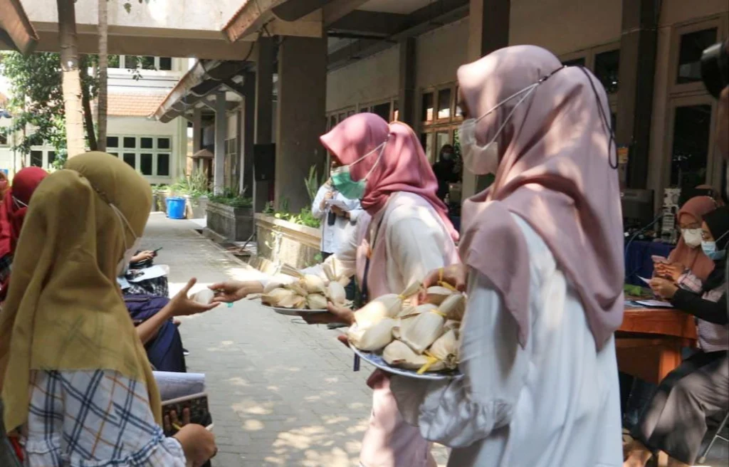 Vaksin di UMG Dapat Jajan Khas Gresik Pudak