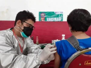 Vaksin Pfizer Akhirnya Disuntikkan pada Warga Gresik
