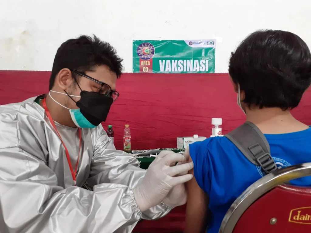 Vaksin Pfizer Akhirnya Disuntikkan pada Warga Gresik