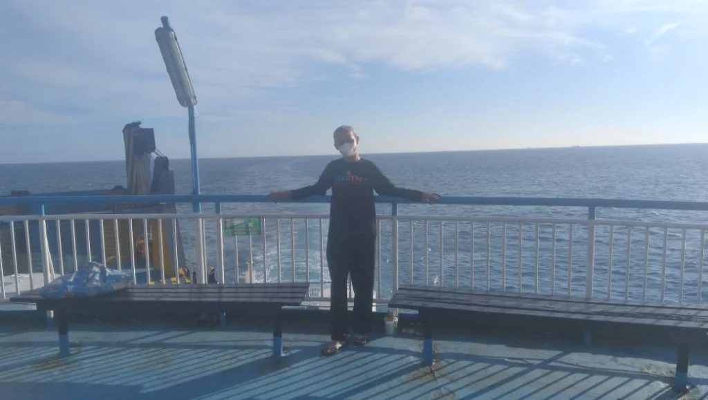 Menikmati 17 Jam Perjalanan Laut tanpa Sinyal