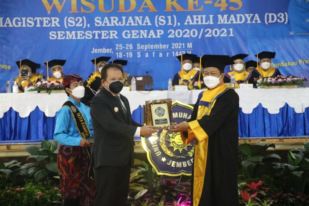 Wisuda UM Jember, Ini Pesan Rektor dan Bupati