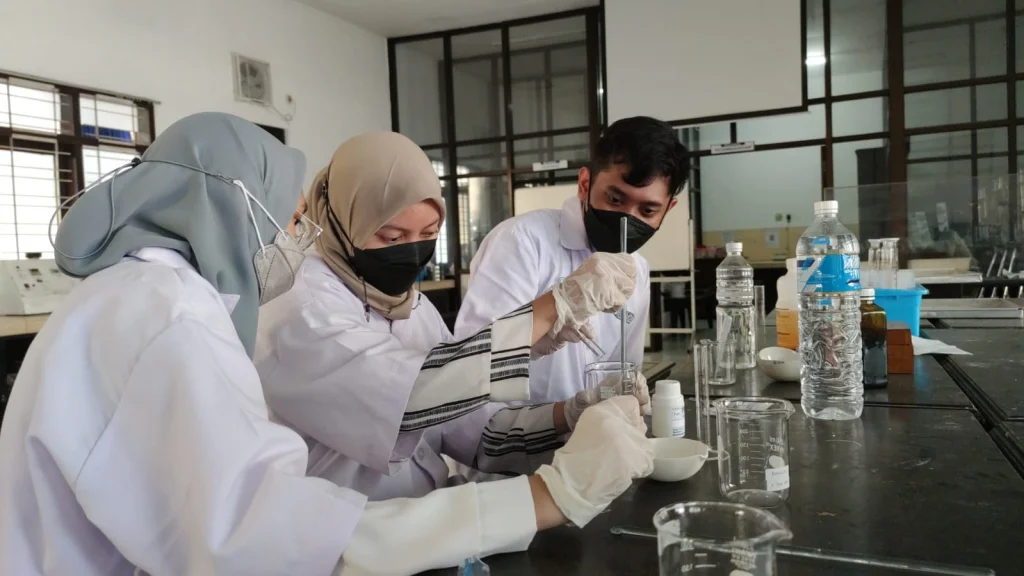 Footsanitizer Mahasiswa UMM untuk Hilangkan Bau Kaki