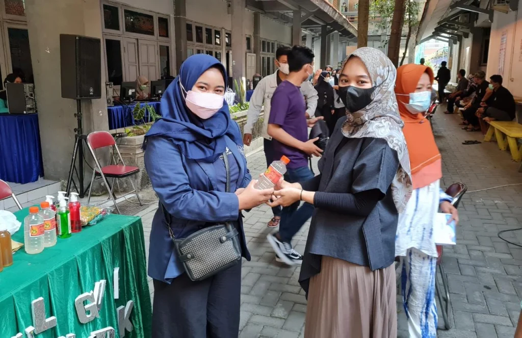 Suntik Vaksin sambil Menikmati Produk Inovasi Mahasiswa UMG