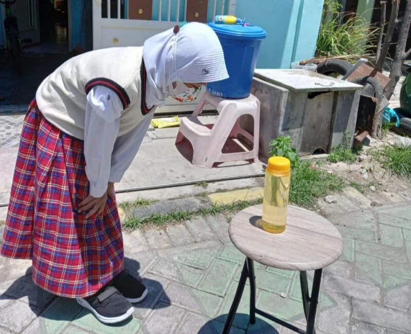 Siswa SD Almadany Praktik Mengamati Hari tanpa Bayangan