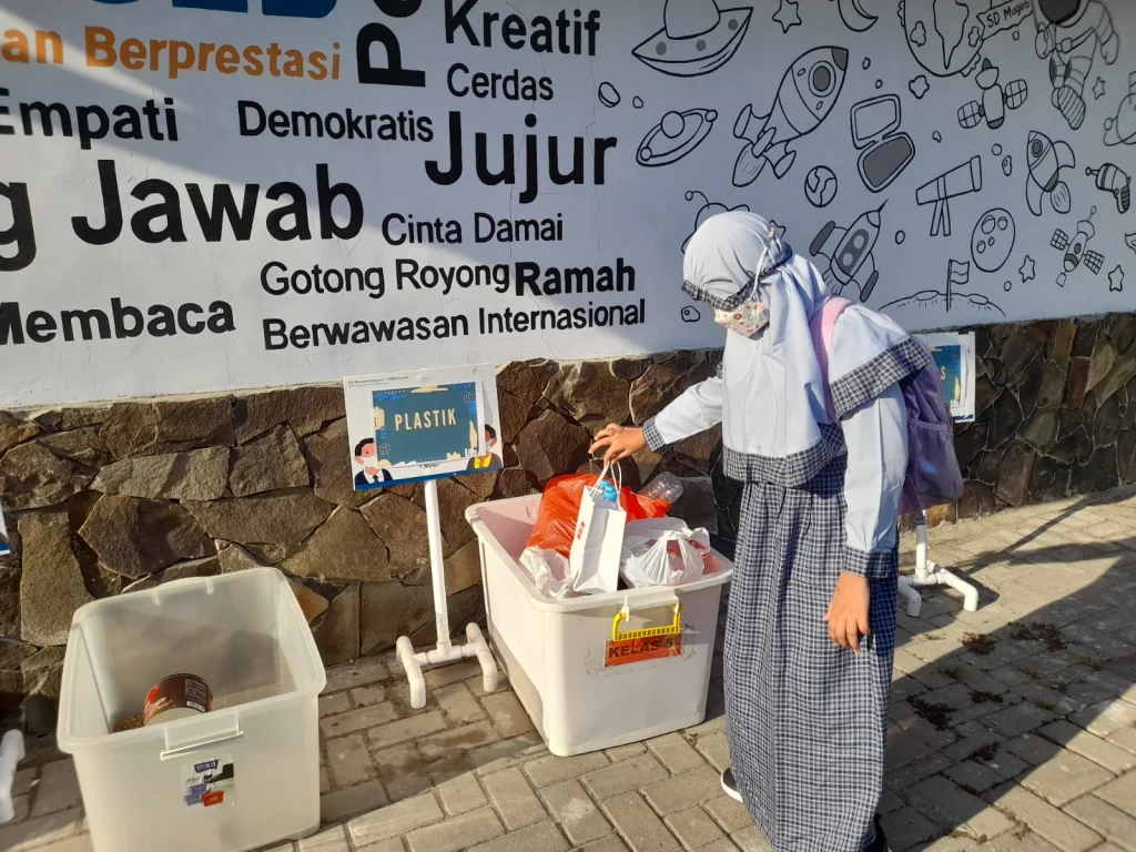 SD Mugeb Targetkan Satu Ton Sampah untuk Sedekah