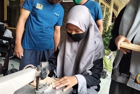Siswa Smkmita Belajar ke GS 4 Woodcraft Malang
