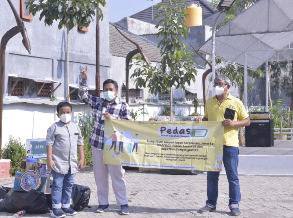 SD Mugeb Sedekah Satu Truk Sampah Bernilai Ekonomi