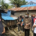 Tinjau Pemukiman Miskin Ekstrem di Sultra, Menko PMK: Percepat Bansos Tepat Sasaran