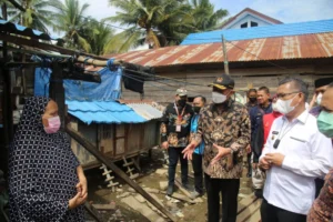Tinjau Pemukiman Miskin Ekstrem di Sultra, Menko PMK: Percepat Bansos Tepat Sasaran
