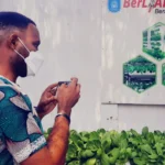 Mahasiswa asal Nigeria Ini Bawa Pulang Sawi dari Berlian School