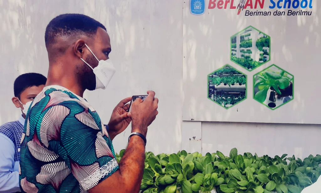 Mahasiswa asal Nigeria Ini Bawa Pulang Sawi dari Berlian School