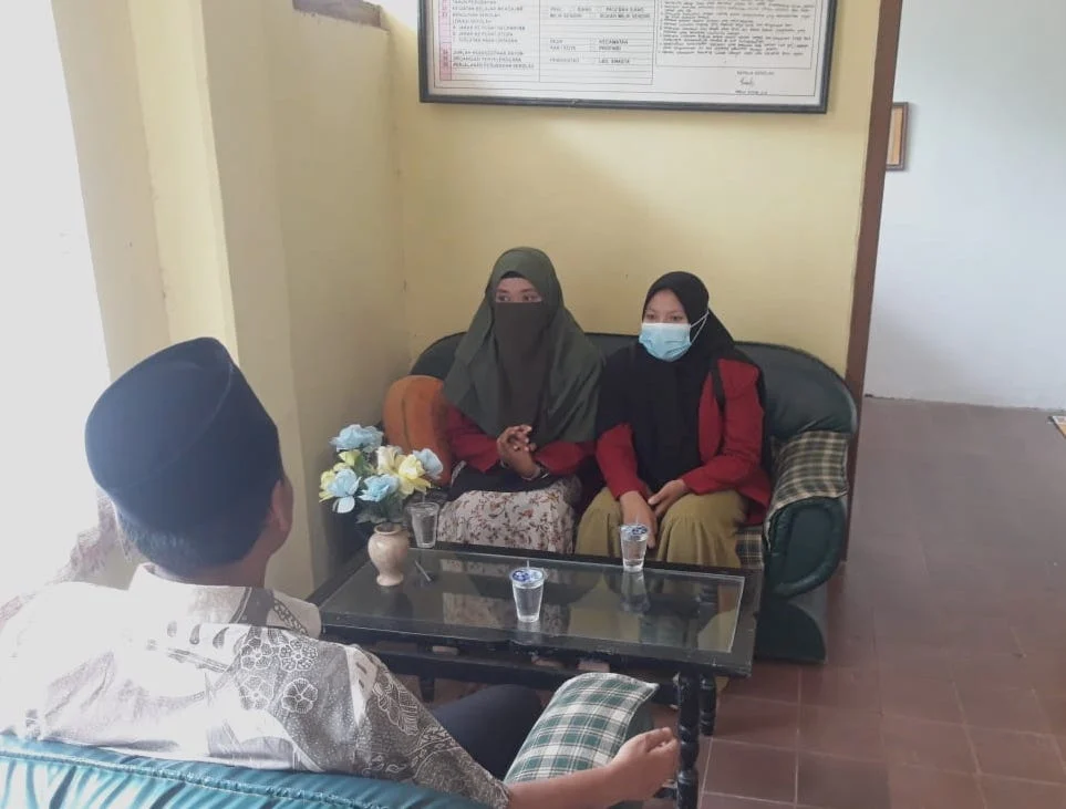 Dua Mahasiswi UMSurabaya Magang Karya di Smamda Sangkapura