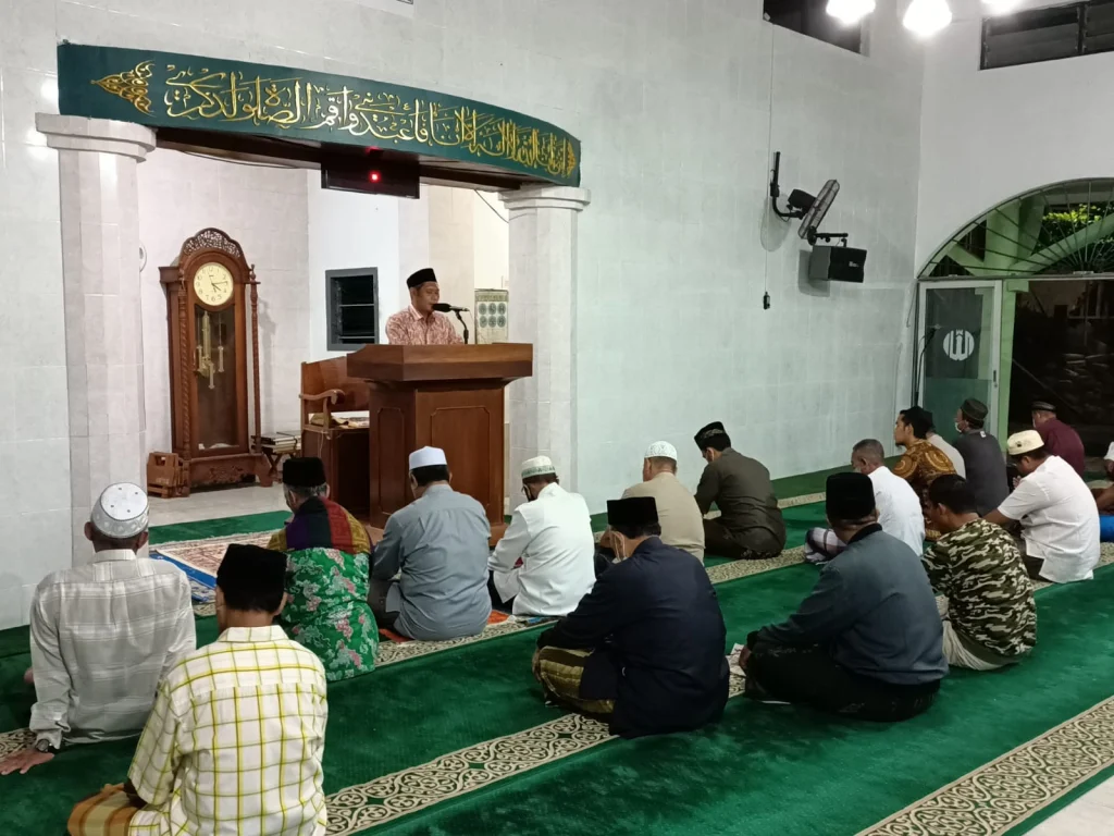 Kuliah Subuh Masjid As-Shalihin Sangkapura Bahas Ibu dan Ayah Kandung Akhlak