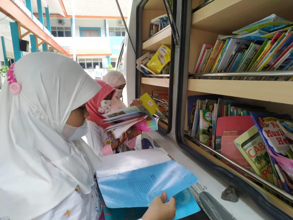 Cara Alternatif SD Mugeb Mendekatkan Siswa pada Buku