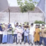 Panen Terong di Ekowisata SD Mugeb