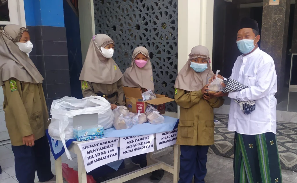 Siswa Mimdaka Berbagi 450 Nasi Bungkus