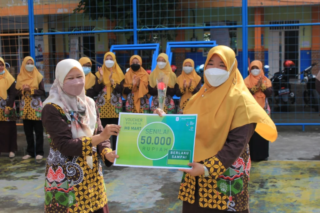 Voucher M8 Mart untuk Guru Tandai HGN di SMAM 8 Gresik