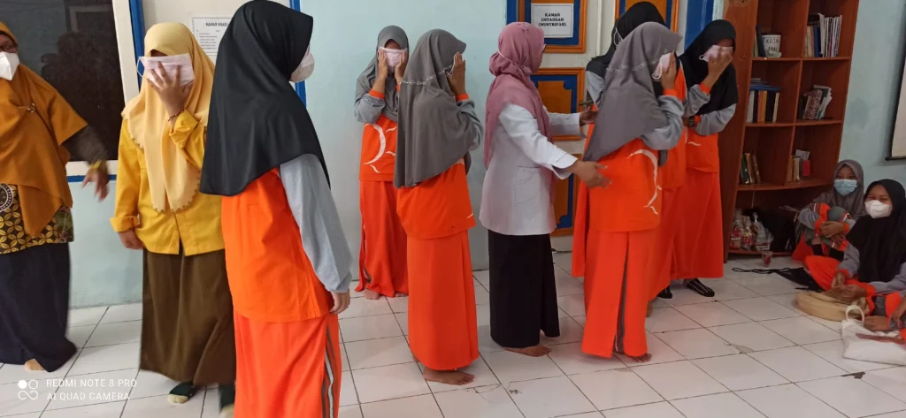 Ketika MBS Smamsatu Ajak Santri Merasakan Jadi si Buta