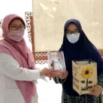 Innik Hikmatin Ajak Santriwati Jadi Lampion Penerang dengan Amakasa