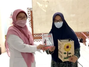 Innik Hikmatin Ajak Santriwati Jadi Lampion Penerang dengan Amakasa