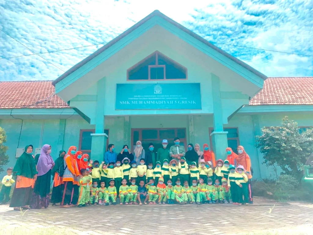 TK dan Kober Aisyiah Mojopetung Tadabur Alam di SMK Mulia