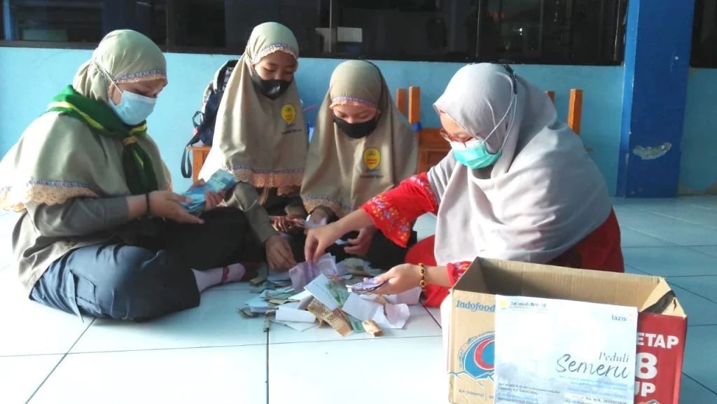 Sekolah Kreatif Menganti Ajak Siswa Berdonasi untuk Semeru