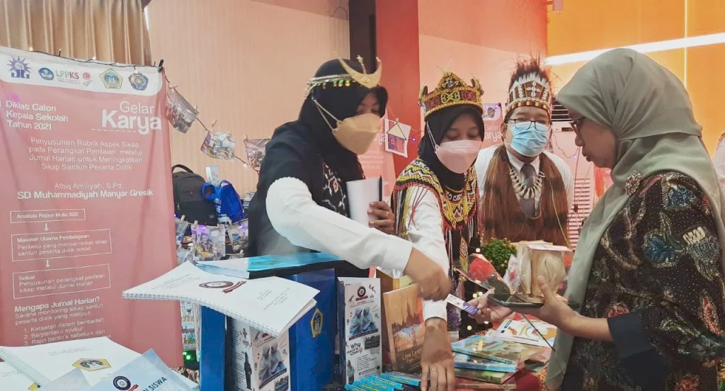 Saat para Kepala Sekolah Muhammadiyah Kenakan Pakaian Adat Nusantara