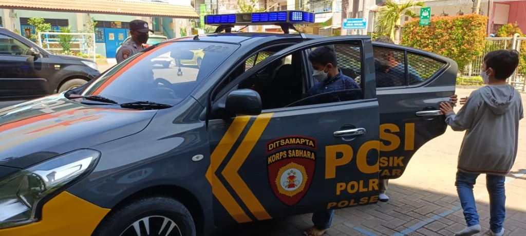 Vaksinasi di SDMM Berbonus Jajal Mobil Polisi