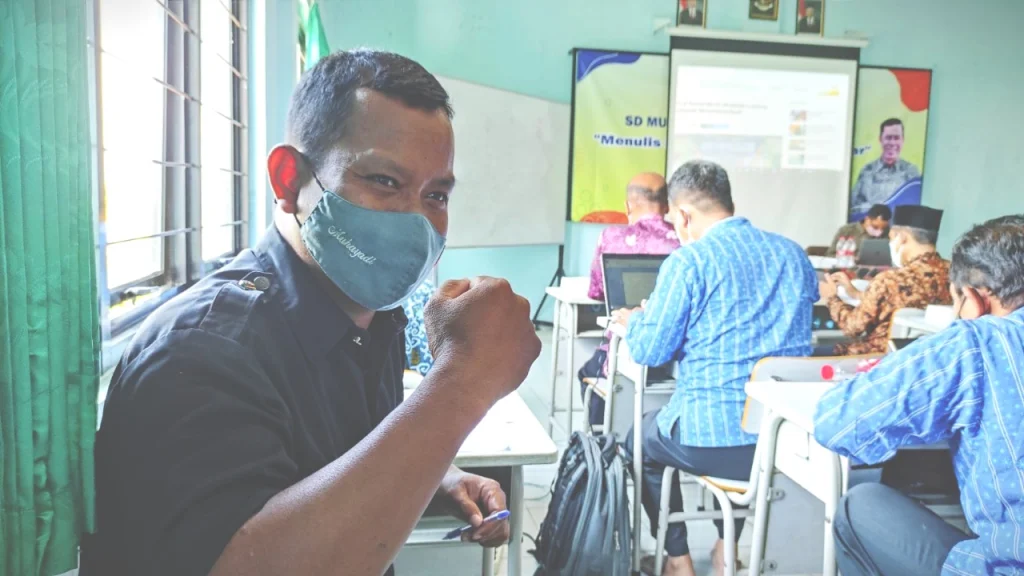 Semangat Satpam SD Mudabo Belajar Menulis Berita