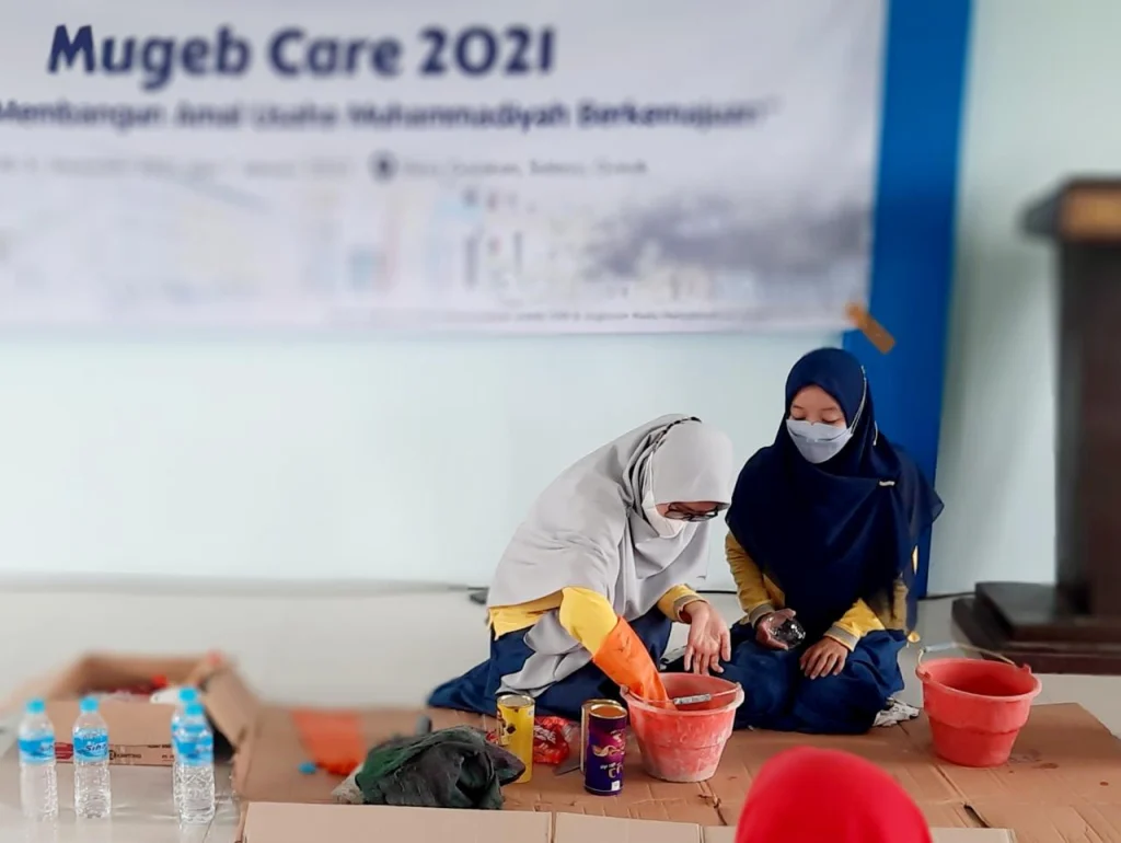 Kolaborasi Ortom Golokan Sulap Gombal Jadi Pot Bunga