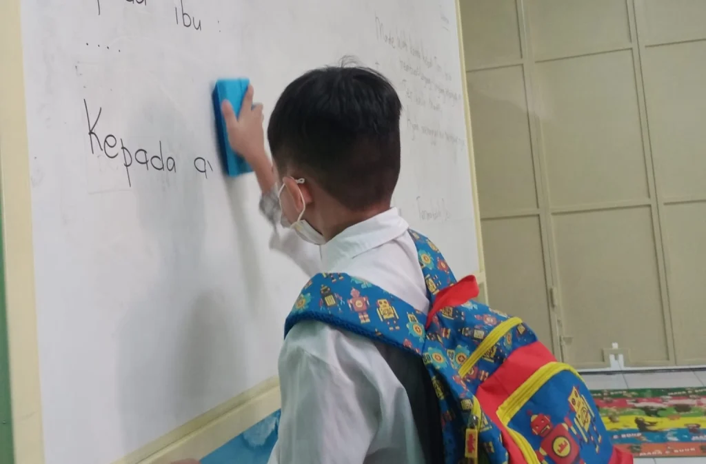 Mengejutkan, Kepedulian Siswa Kelas Satu SD Musix Ini