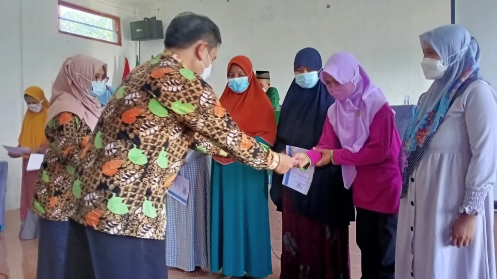 Mimutu Balen Apresiasi Siswa yang Shalatnya Tak Pernah Bolong