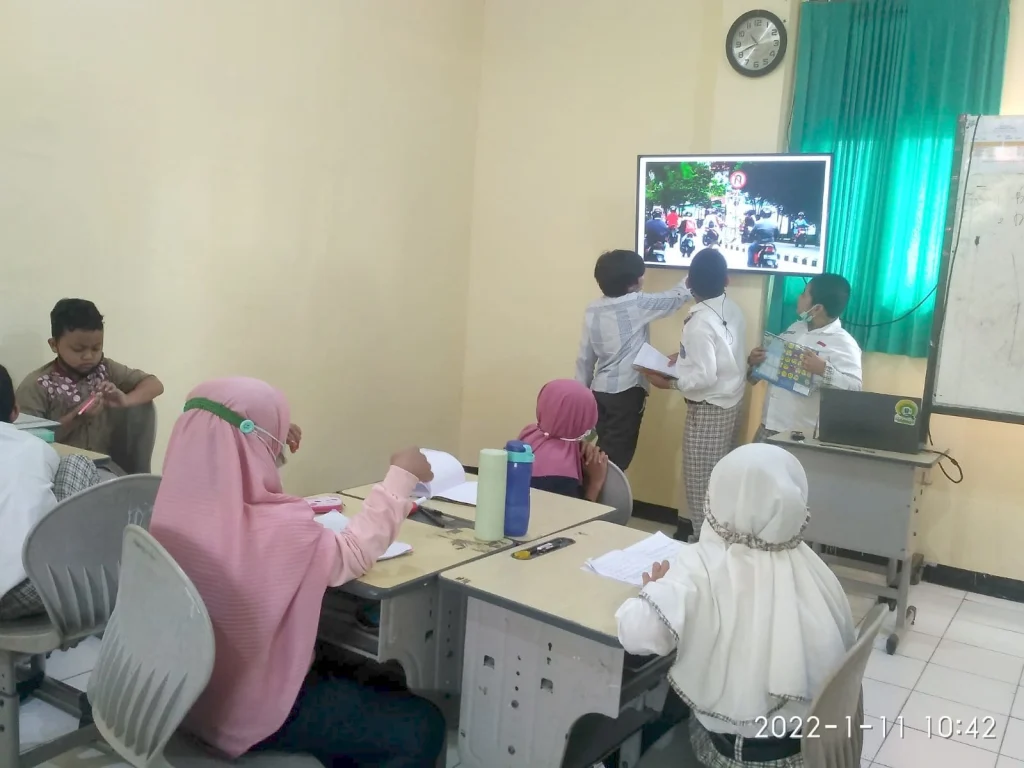 Serunya Diskusi Rambu Lalu Lintas: Menyelesaikan Masalah dengan Masalah