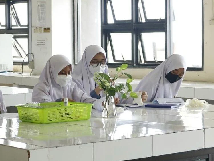 Praktikum di Laboratorium Kimia Unesa, CR-10 Smamio Jadi Tanda Tanya
