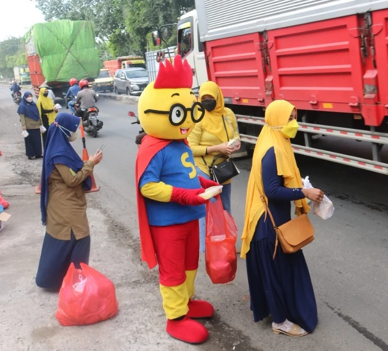 Sakri, Maskot SD Muhammadiyah 1 Krian Ikut Bagikan 1500 Nasi Bungkus