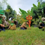 Semangat Pandu HW SD Almadany Bersihkan Kebun Sekolah