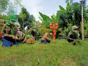 Semangat Pandu HW SD Almadany Bersihkan Kebun Sekolah