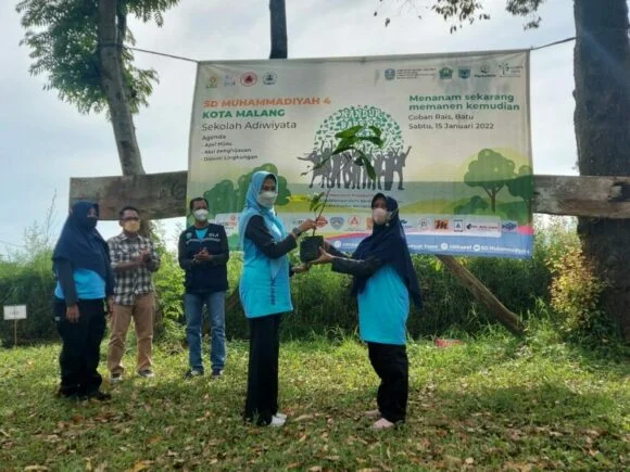SD Mupat Menanam Pohon bersama Walikota Batu