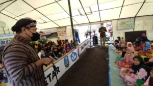 Tim Kreatif Peduli Bencana Kunjungi Sekolah Darurat Koriyah Lumajang