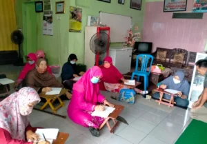 Semangat Membara Pengelola PAM Nyai Walidah Belajar Bahasa Arab dan Inggris