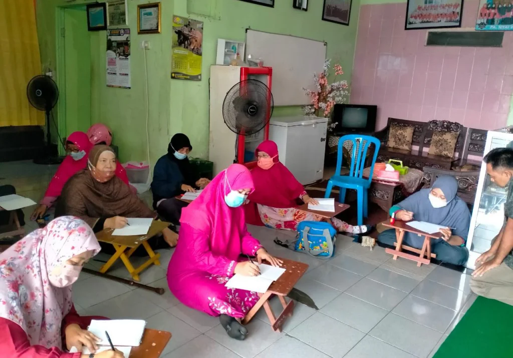 Semangat Membara Pengelola PAM Nyai Walidah Belajar Bahasa Arab dan Inggris