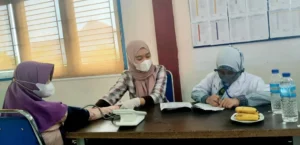 Dua Dokter Cilik Berlian Dampingi Adik Kelas Vaksinasi